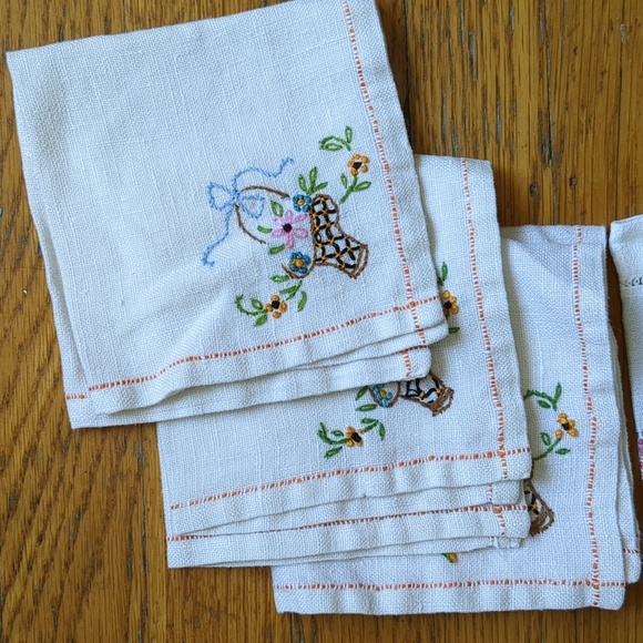 Lot of vintage linen embroidered napkins - Picture 3 of 6
